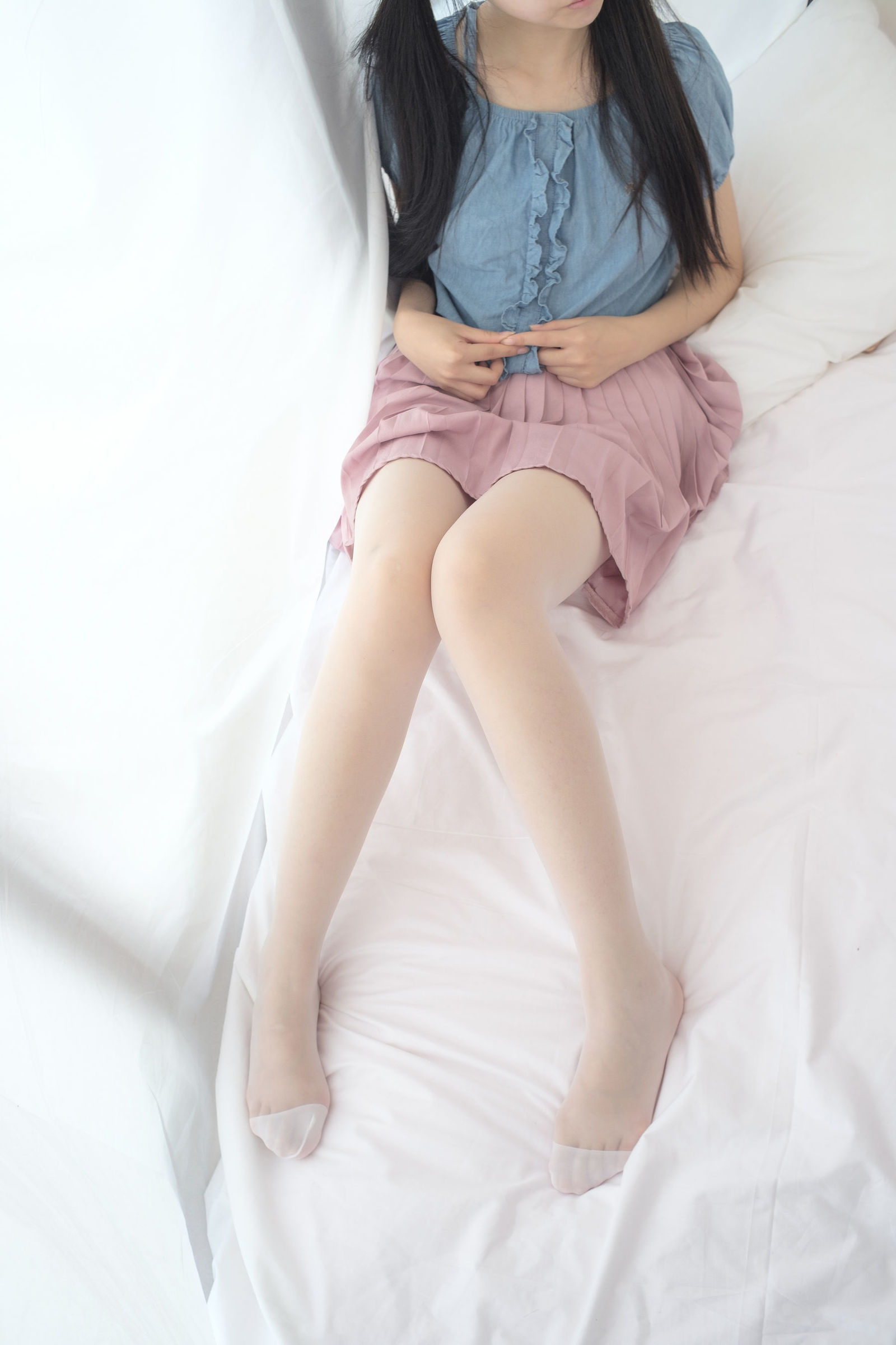 福利美图_玩手机的白丝少女萝莉丝袜写真